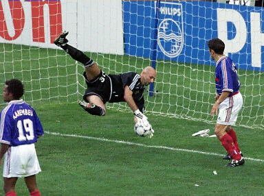 Fabien Barthez arette une bal
